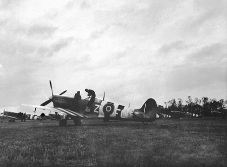 Spitfire LF.Mk.IXb 
MK421 FU-Z
453 Squadron
Ford, 13 June, 1944  
(AWM 100821)