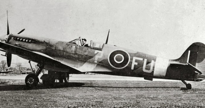 Spitfire Mk.Vb 
W3305 FU-?