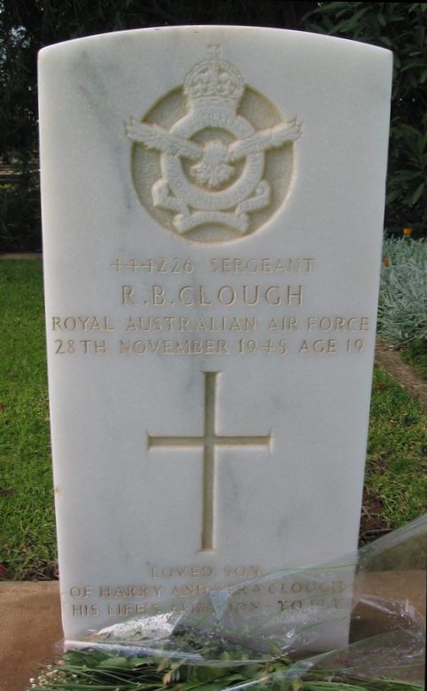 Headstone of Sgt R B
                              Clough killed in the crash of Oxford LW879
                              Mallala War Cemetery. Photo Rod farquhar.