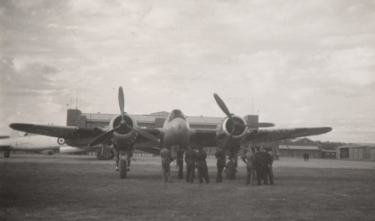 Beaufighter Mk.21 TT 30 Squadron
                          Lincoln Mk.30 A73-26 10 Squadron Richmond,
                          c.1953. via Mike Mirkovic.