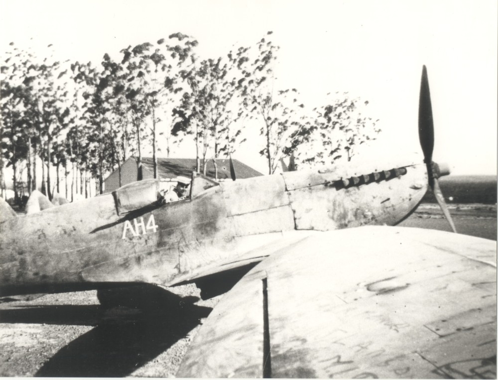 Spitfire "AH4" deck handling trainers Nowra 
via Batman