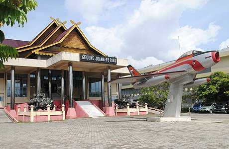 Sabre TS-8622
                          Gedung Juang 45 Riau. Bangunan